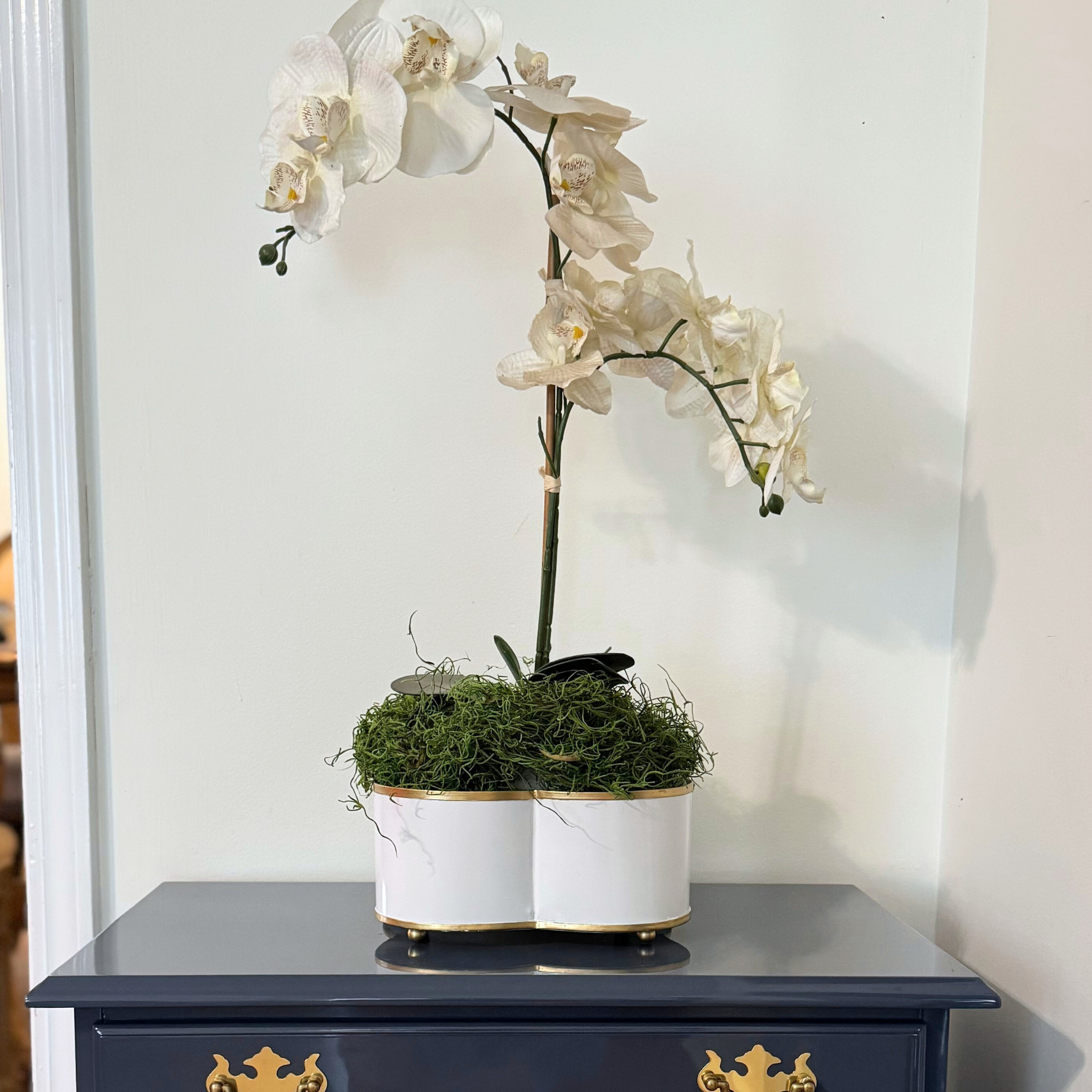 small white and gold quatrefoil cache pot